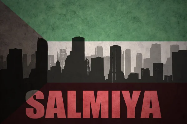 Silhueta abstrata da cidade com texto Salmiya no vintage kuwait bandeira fundo — Fotografia de Stock