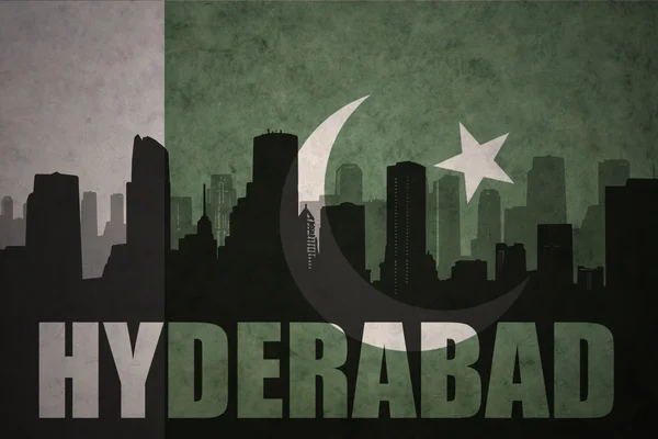 Abstrato silhueta da cidade com texto Hyderabad no vintage paquistão bandeira fundo — Fotografia de Stock