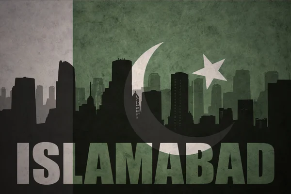 Abstraktní silueta města s textem Islámábád na pozadí starobylánské pákistánské vlajky — Stock fotografie