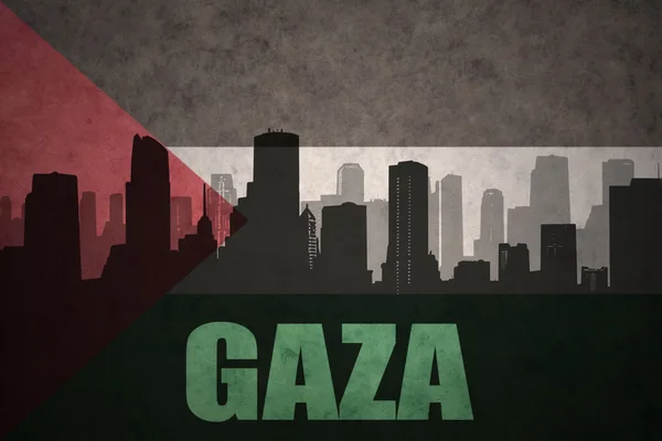 Abstract silhouet van de stad met tekst Gaza op de Vintage Palestijnse vlag achtergrond — Stockfoto