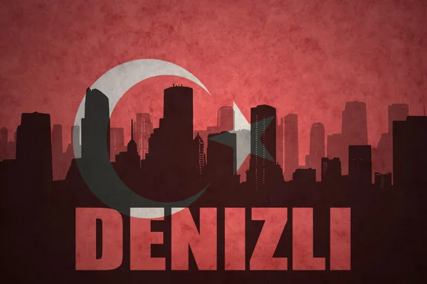Silhouette astratta della città con testo Denizli sullo sfondo della bandiera turca vintage — Foto Stock