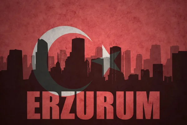 Silhouette astratta della città con testo Erzurum sullo sfondo della bandiera turca vintage — Foto Stock