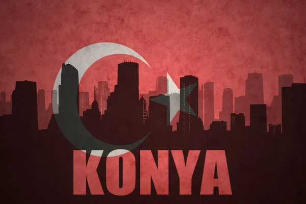 Silhouette astratta della città con testo Konya sullo sfondo della bandiera turca vintage — Foto Stock