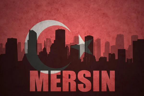 Silhouette astratta della città con testo Mersin sullo sfondo della bandiera turca vintage — Foto Stock