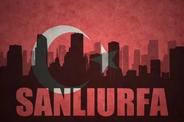 Silhueta abstrata da cidade com texto Sanliurfa no fundo da bandeira turca vintage — Fotografia de Stock