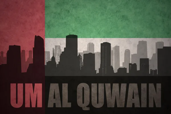 Silueta abstracta de la ciudad con texto Um Al Quwain en el fondo de la bandera de Emiratos Árabes Unidos vintage — Foto de Stock