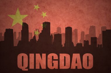 vintage Çin bayrağı arka planda metin Qingdao ile şehrin soyut siluet