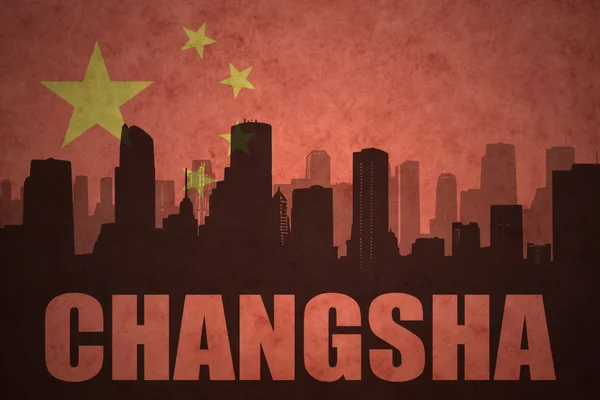 Abstraktní silueta města s textem Changsha na staré čínské vlajkové pozadí — Stock fotografie