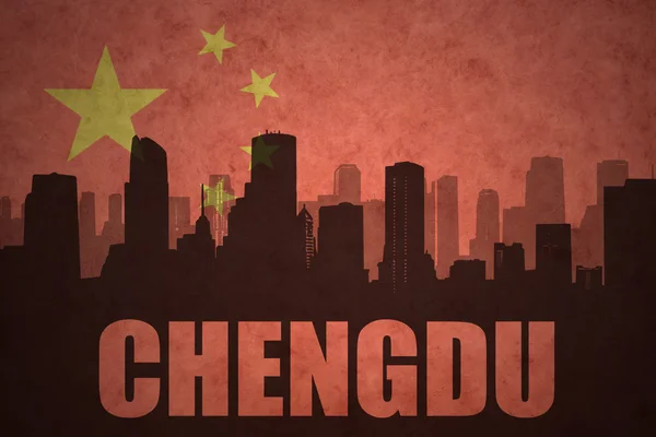 ヴィンテージ中国の旗の背景にテキスト成都と都市の抽象的なシルエット — ストック写真