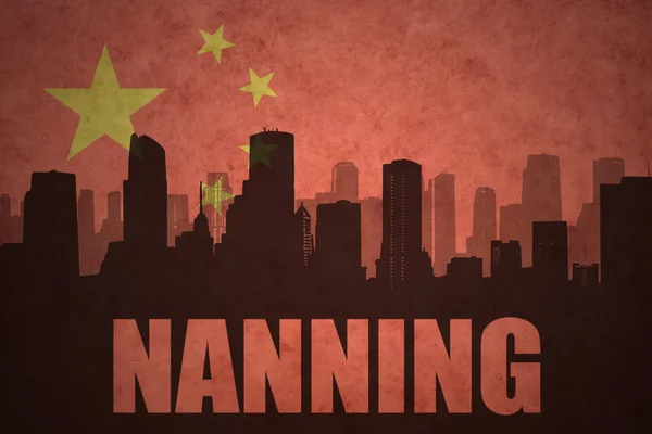 Abstraktní silueta města s textem Nanning na staré čínské vlajkové pozadí — Stock fotografie