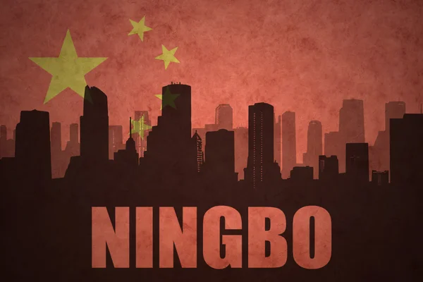 Abstraktní silueta města s textem Ningbo na staré čínské vlajkové pozadí — Stock fotografie