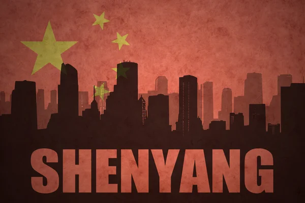 Silueta abstracta de la ciudad con texto Shenyang en el fondo de la bandera china vintage —  Fotos de Stock