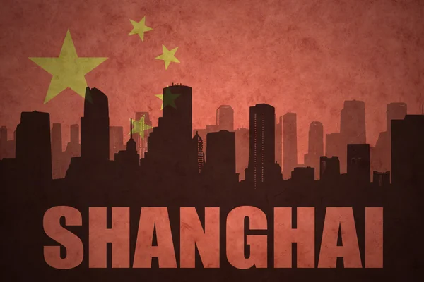 Silueta abstracta de la ciudad con texto Shanghai en el fondo de la bandera china vintage —  Fotos de Stock