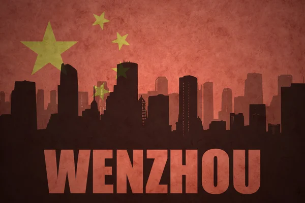 Abstraktní silueta města s textem Wenzhou na staré čínské vlajkové pozadí — Stock fotografie