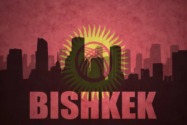 Abstrakte Silhouette der Stadt mit Text bishkek auf dem vintage kyrgyzstan Flagge Hintergrund — Stockfoto