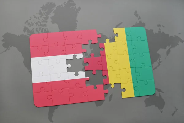 Rompecabezas con la bandera nacional de Austria y Guinea en un mapa del mundo fondo . — Foto de Stock