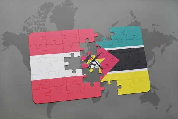 Puzzle con la bandiera nazionale di austria e mozambique su sfondo mappa del mondo . — Foto Stock
