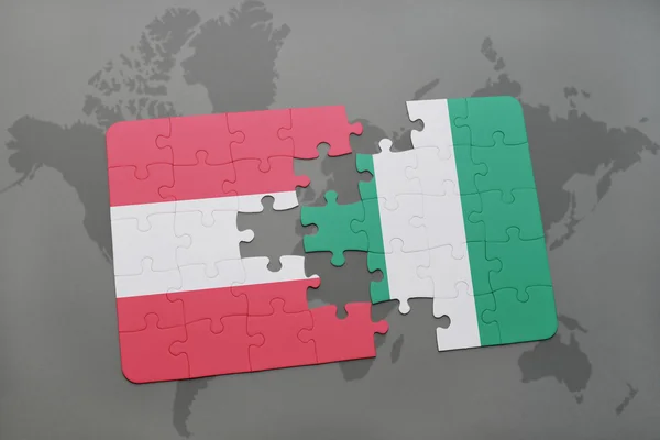 Bir dünya haritası arka plan üzerinde Avusturya ve Nijerya ulusal bayrağı ile bulmaca. — Stok fotoğraf