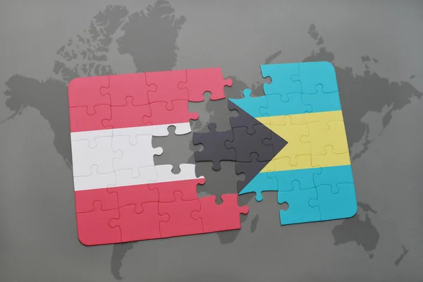 Puzzle avec le drapeau national de l'Autriche et des bahamas sur un fond de carte du monde . — Photo