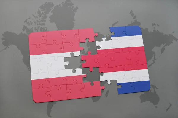 Rompecabezas con la bandera nacional de Austria y Costa Rica en un mapa del mundo fondo . — Foto de Stock