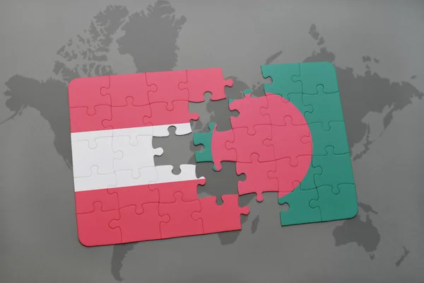 Bir dünya haritası arka plan üzerinde Avusturya ve Bangladeş ulusal bayrağı ile bulmaca. — Stok fotoğraf