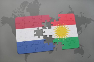 bir dünya haritası arka plan üzerinde Hollanda ve Kürdistan ulusal bayrağı ile bulmaca.
