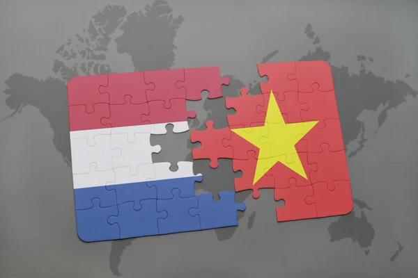 Puzzle con la bandiera nazionale dei Paesi Bassi e delle Filippine su uno sfondo mappa del mondo . — Foto Stock