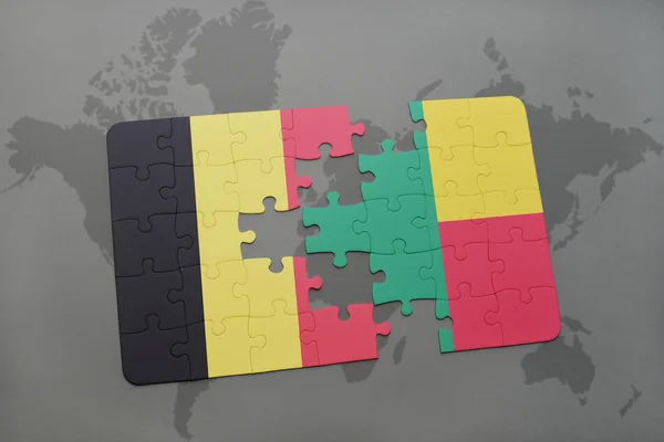 Puzzel met de nationale vlag van België en Benin op een wereld kaart achtergrond. — Stockfoto