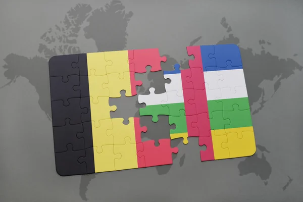 Quebra-cabeça com a bandeira nacional da Bélgica e da República Centro-Africana sobre um mapa mundial de fundo . — Fotografia de Stock