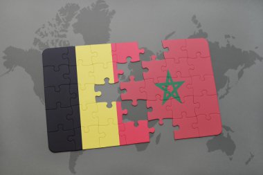 bir dünya haritası arka plan üzerinde Belçika ve Fas ulusal bayrağı ile bulmaca.