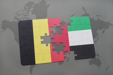Dünya harita arka plan üzerinde Belçika ve Birleşik Arap Emirlikleri bayrağı ulusal ile bulmaca.