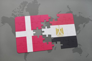 bir dünya haritası arka plan üzerinde Danimarka ve Mısır ulusal bayrağı ile bulmaca.