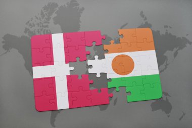 bir dünya haritası arka plan üzerinde Danimarka ve nijer ulusal bayrağı ile bulmaca.