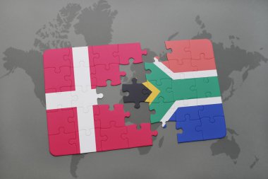 bir dünya haritası arka plan üzerinde Danimarka ve Güney Afrika ulusal bayrağı ile bulmaca.