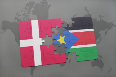 bir dünya haritası arka plan üzerinde Danimarka ve güney sudan ulusal bayrağı ile bulmaca.