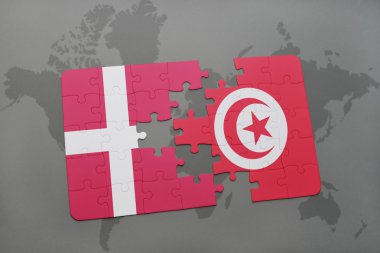 bir dünya haritası arka plan üzerinde Danimarka ve Tunus ulusal bayrağı ile bulmaca.