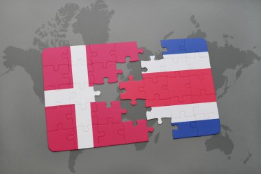 bir dünya haritası arka plan üzerinde Danimarka ve Kosta Rika ulusal bayrağı ile bulmaca.