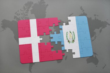 bir dünya haritası arka plan üzerinde Danimarka ve Guatemala ulusal bayrağı ile bulmaca.