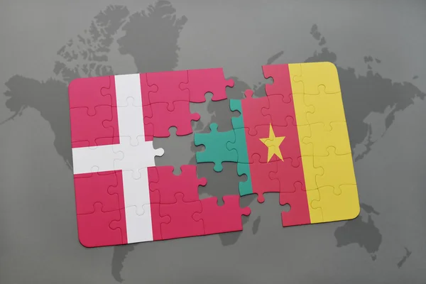 Hádanka s národní vlajkou Dánska a Kamerunu na pozadí světové mapy. — Stock fotografie