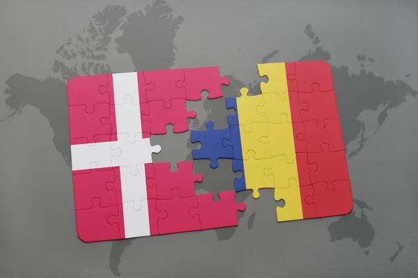 Hádanka s národní vlajkou Dánska a Čadu na pozadí mapy světa. — Stock fotografie