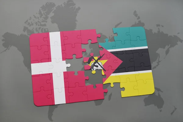 Hádanka s národní vlajkou Dánska a Mosambiku na pozadí mapy světa. — Stock fotografie