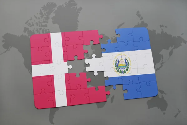 Rompecabezas con la bandera nacional de denmark y el salvador en un mapa del mundo fondo . — Foto de Stock