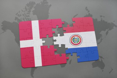 bir dünya haritası arka plan üzerinde Danimarka ve Paraguay ulusal bayrağı ile bulmaca.