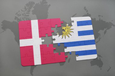 bir dünya haritası arka plan üzerinde Danimarka ve Uruguay ulusal bayrağı ile bulmaca.