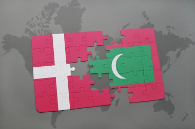 bir dünya haritası arka plan üzerinde Danimarka ve Maldivler ulusal bayrağı ile bulmaca.