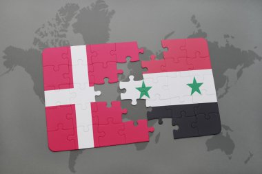 Danimarka ve Suriye ulusal bayrak dünya harita arka plan üzerinde ile bulmaca.