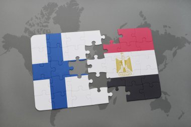 bir dünya haritası arka plan üzerinde Finlandiya ve Mısır ulusal bayrağı ile bulmaca.