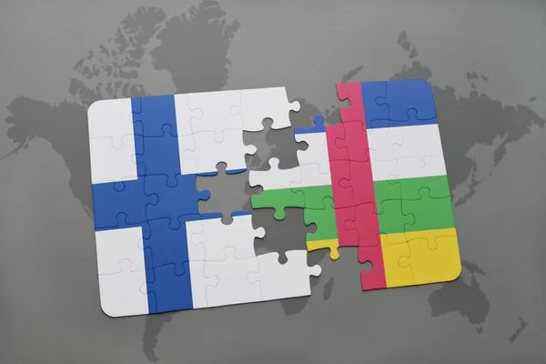 Rompecabezas con la bandera nacional de Finlandia y la república de África central en un mapa del mundo fondo . —  Fotos de Stock