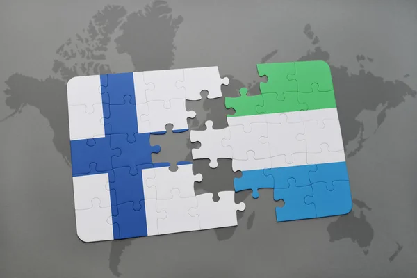 Hádanka s národní vlajkou Finska a Sierra Leone na pozadí mapy světa. — Stock fotografie