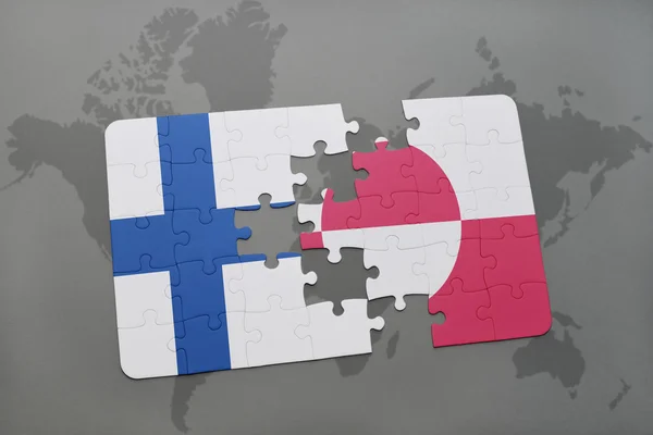 Παζλ με την εθνική σημαία της Φινλανδίας και της Γροιλανδίας σε ένα παγκόσμιο φόντο χάρτη. — Φωτογραφία Αρχείου